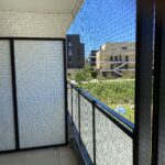 Installation hybride: percement de trous uniquement sur les éléments en béton