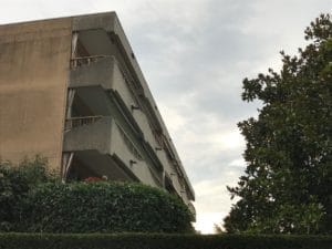 filets de protection pour chats sur un balcon avec toile solaire